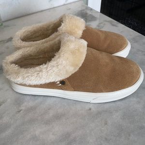 NEW! Minnetonka Windy Fur Sneaker - Size 8 - NEVER WORN!